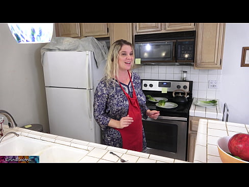 ❤️ Stepmom milking anjeunna di dapur saméméh tanggal na Sex di urang ﹏