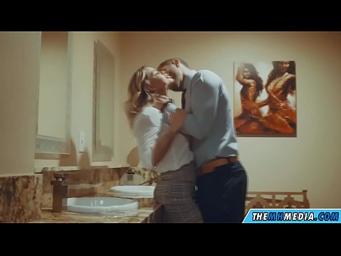 ❤️ Nalika pirang busty seduces anjeun dina restroom umum Sex di urang ﹏